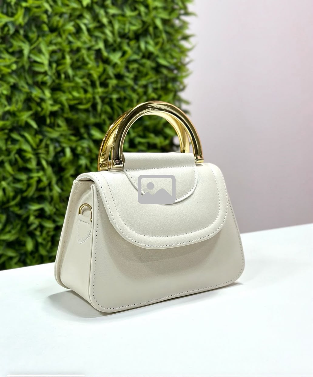Bolsa fivela dourada 
